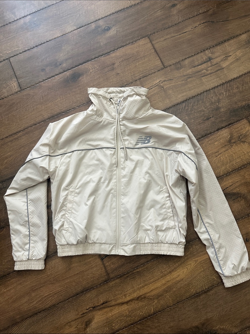 New Balance women’s Cream Hooded Windbreaker Jacket size medium brand new